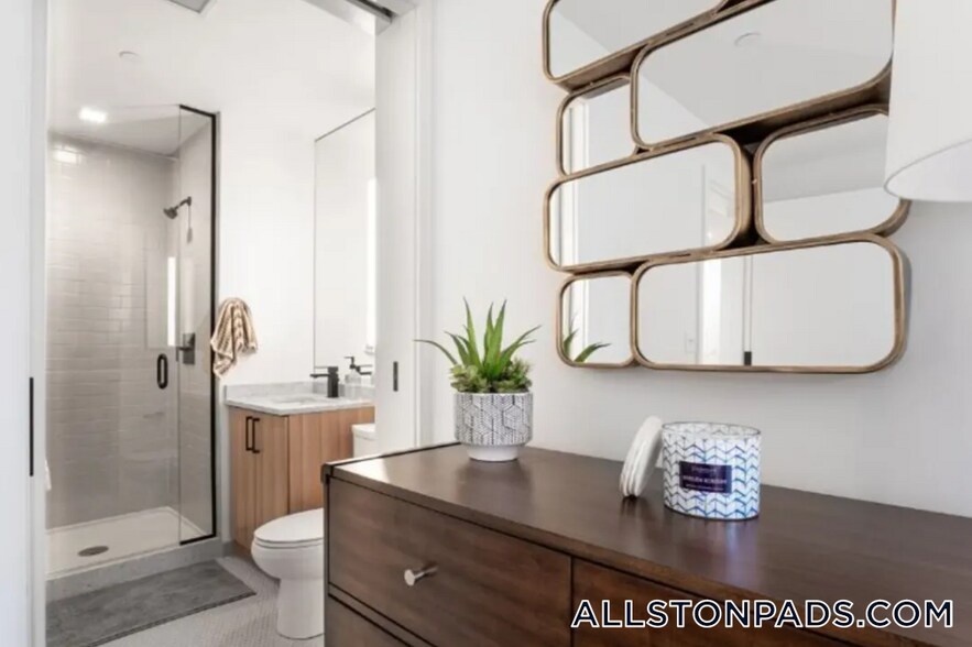 Building Photo - 83 Gardner St