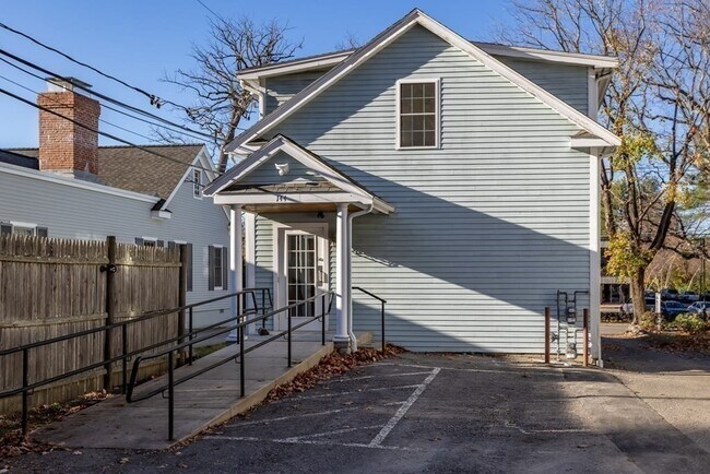 Building Photo - 144 Lincoln Rd