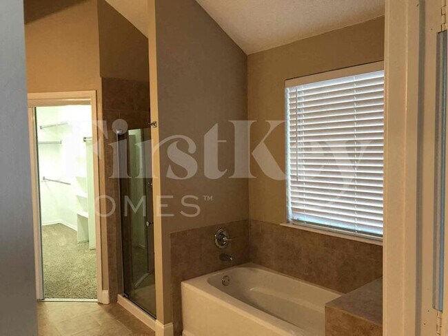 Building Photo - 2132 Montclair Ln