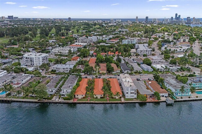 Building Photo - 2170 Bay Dr