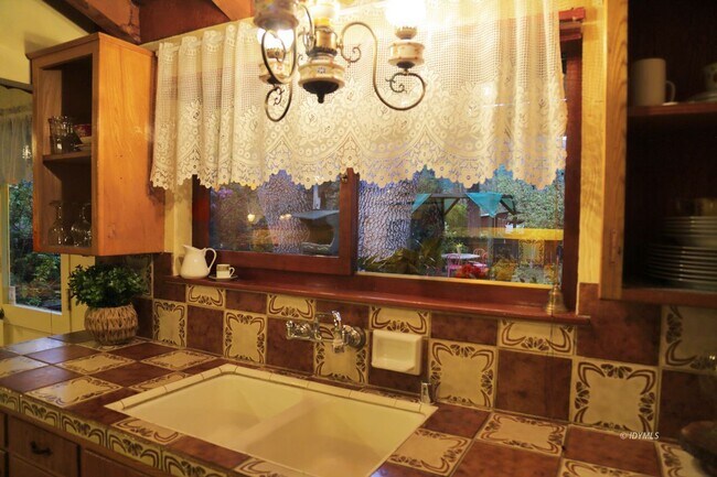 Building Photo - One Level House one mile from town close to hiking trails