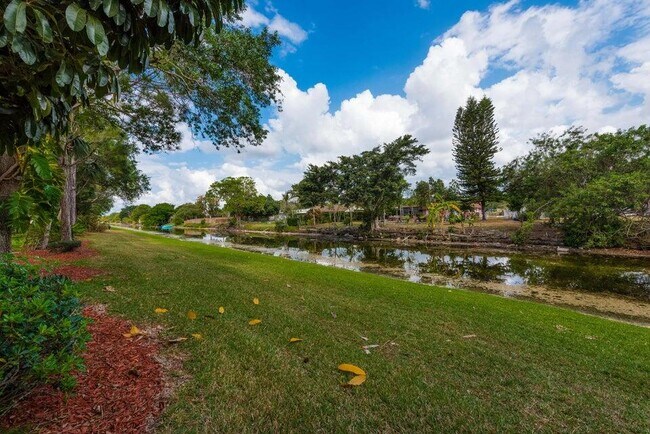 Building Photo - 287 River Bluff Ln