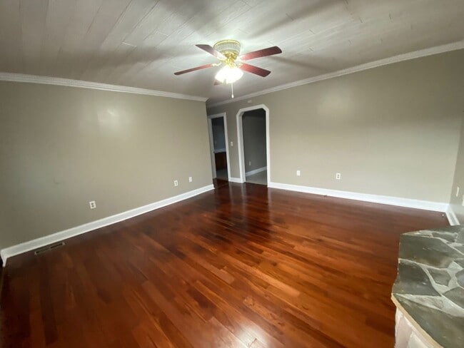 Building Photo - Now accepting applications for a 2 bedroom...