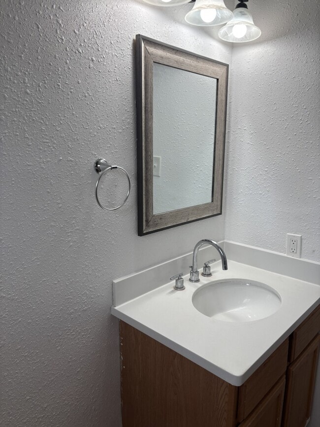 Building Photo - 10446 Towneview Dr