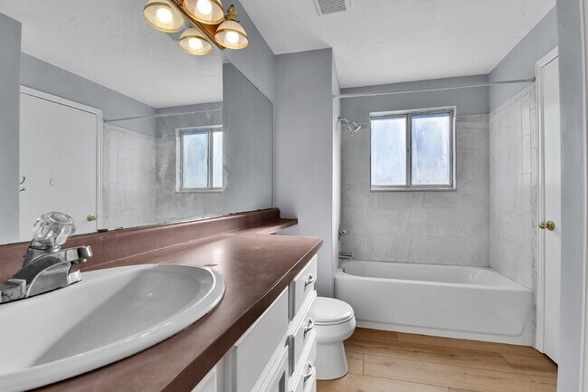 Building Photo - $2,540.95 with $300 off the first month's Rent- 4 Bedroom, 1.5 Bath, Single Family Home in Aurora...