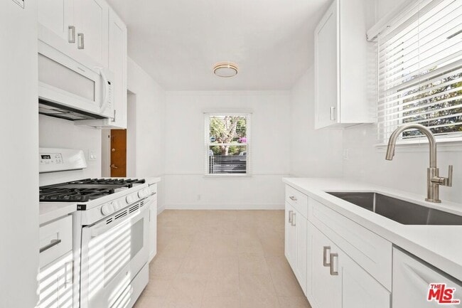 Building Photo - 219 3rd Ave