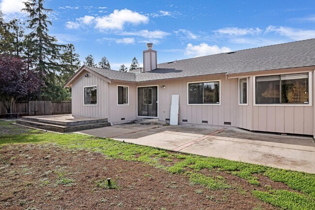 Building Photo - 100 Lippizan Dr