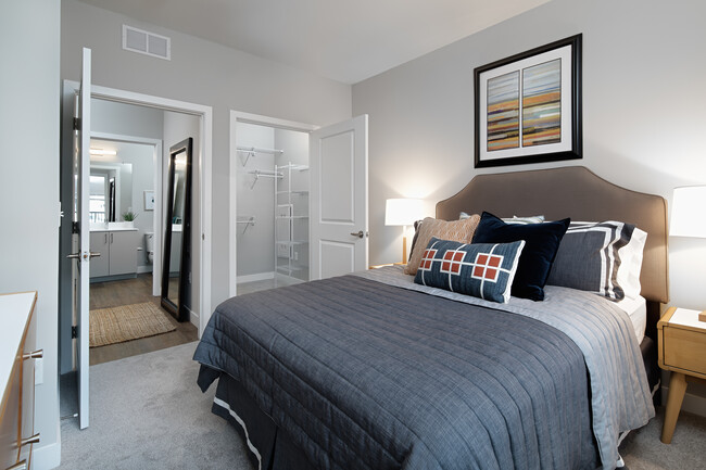 Bedroom with closet - Avalon Norwood