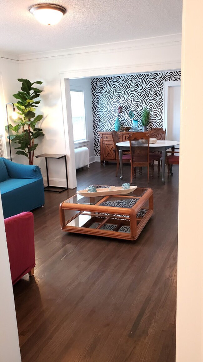 Building Photo - 1916 N Oliver Ave