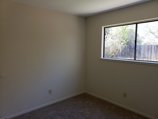 Building Photo - Nice, Cute and Clean!!!