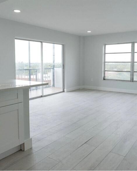 Building Photo - 4174 Inverrary Dr