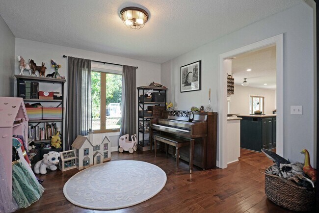 Building Photo - Beautiful 4-Bedroom Home in Vadnais Height...
