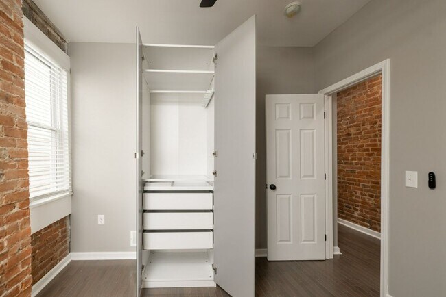 Building Photo - E 11th Ave 162-164 MLR