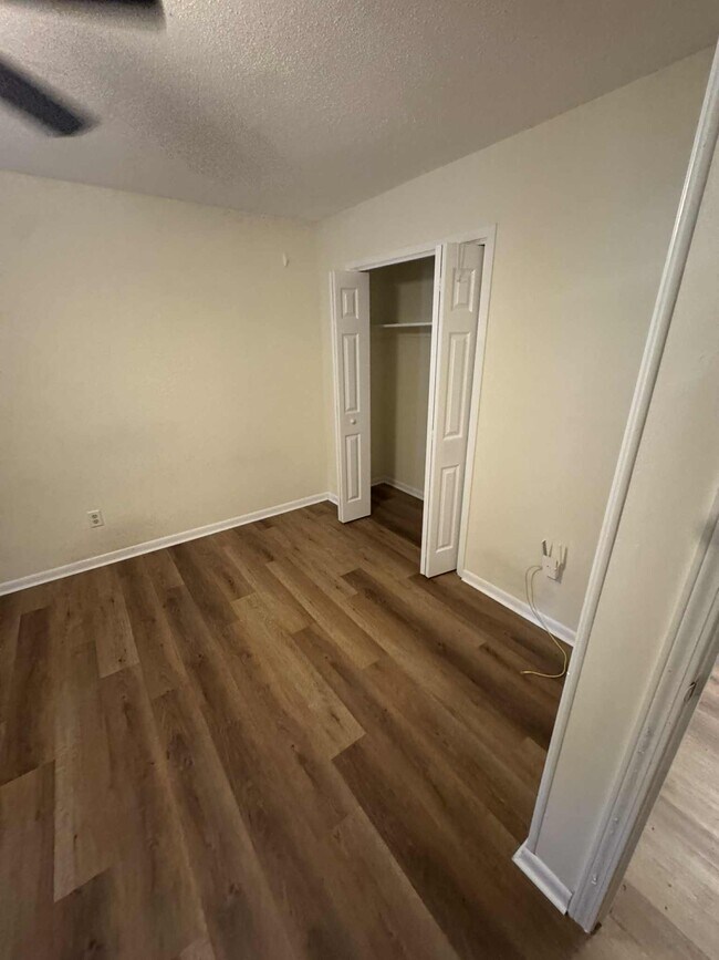 Building Photo - 123 Raintree Blvd