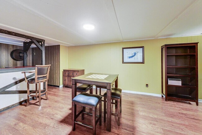 Building Photo - 1304 N Mitchell Ave