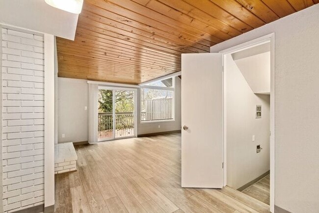 Building Photo - Beautiful Rustic-Style 1-bedroom Apartment...