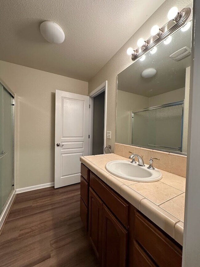 Building Photo - Well maintained home in desirable neighborhood!