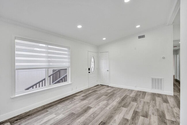 Building Photo - 229 SW 1st Ave