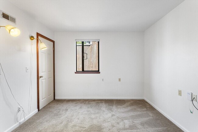 Building Photo - 1527 Verdi St