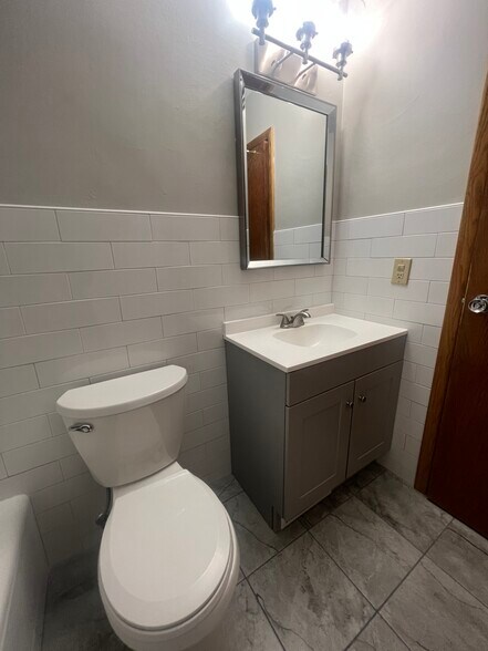 Building Photo - 1615 W 44th St