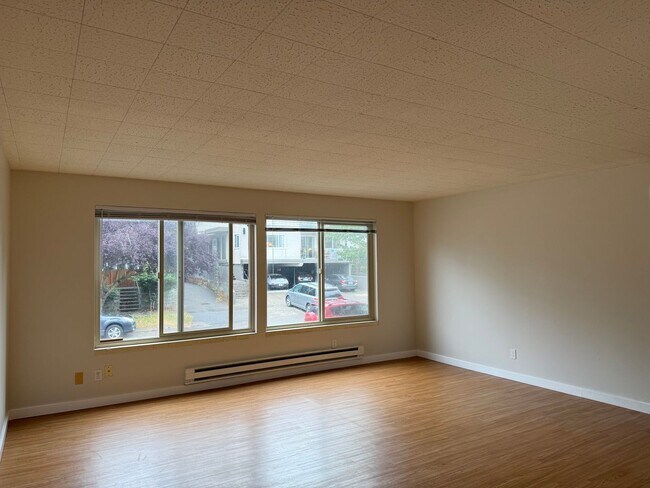 Building Photo - Twin Court - Ballard - Renovated Unit