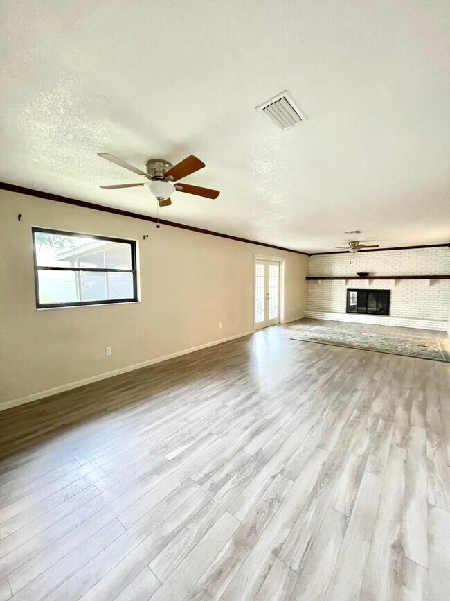 Building Photo - 3025 Briarwood Ln