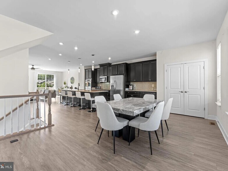 Building Photo - 8773 Elsing Green Dr