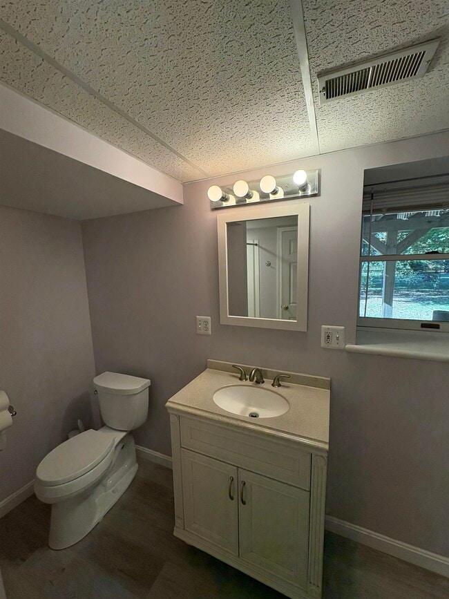 Building Photo - 15 Kingston Dr