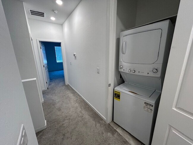 Building Photo - 3 bedroom townhome in Henderston gated community