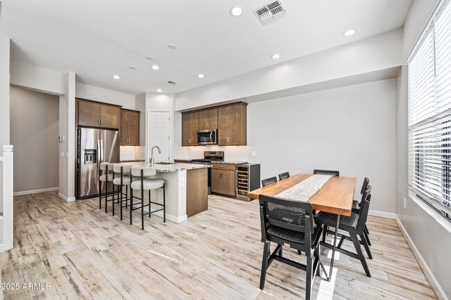 Building Photo - 4827 E Village Dr