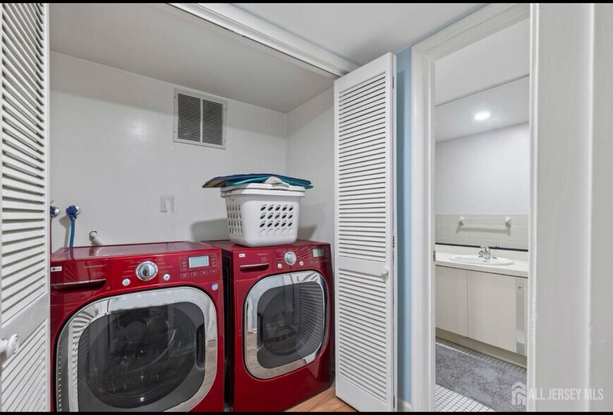 Washer dryer - 284 Willowbrook Dr