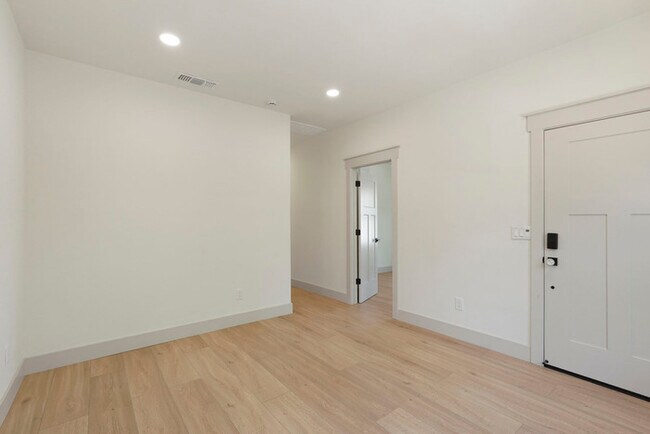 Building Photo - Beautifully updated 2/1 in North Oak Park! Located Close to UC Davis Med Center + MgGeorge Law Sc...