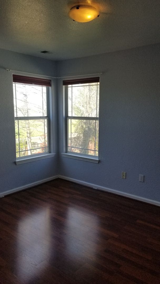 Building Photo - Beautiful 4 bedroom/2.5 bath South Davis Home!