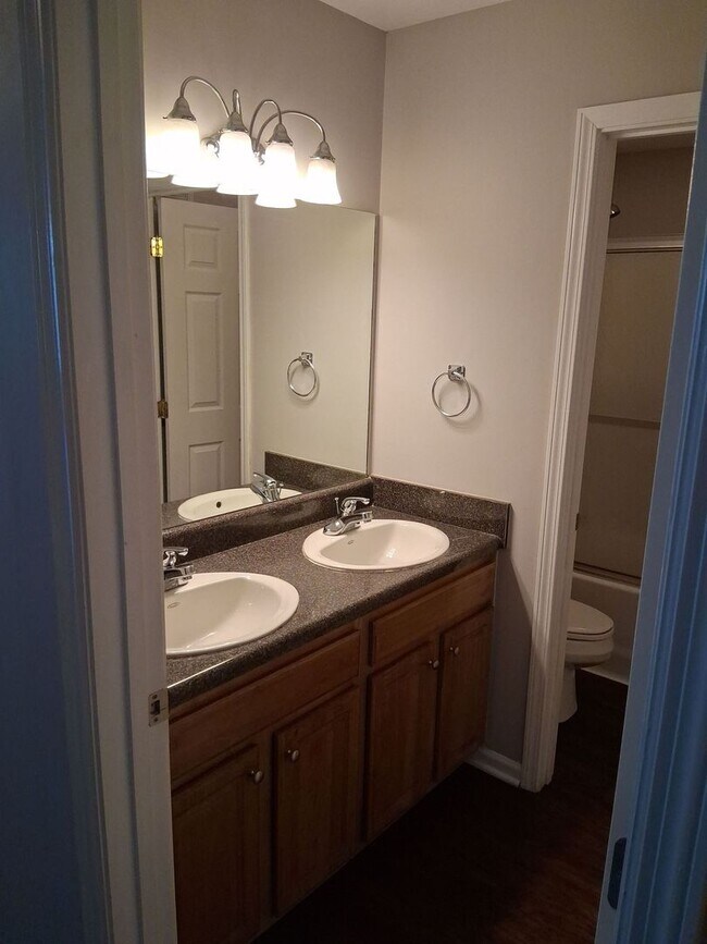 Building Photo - Laurel Station - 3BR/2BA Condo in Fort Sanders available for FALL 2026! Rent includes TWO assigne...