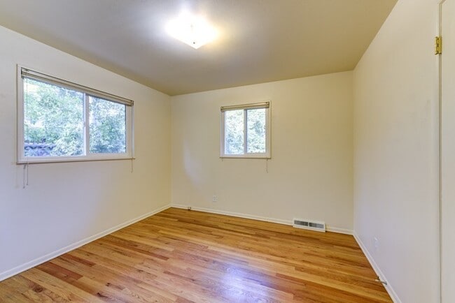 Building Photo - Pre-Lease August 2026; Large 5 Bedroom 3 B...