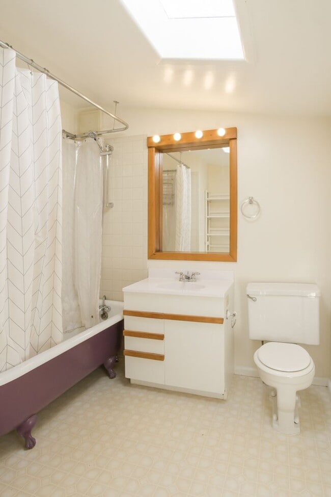 Building Photo - 2bd/1ba Seattle Home