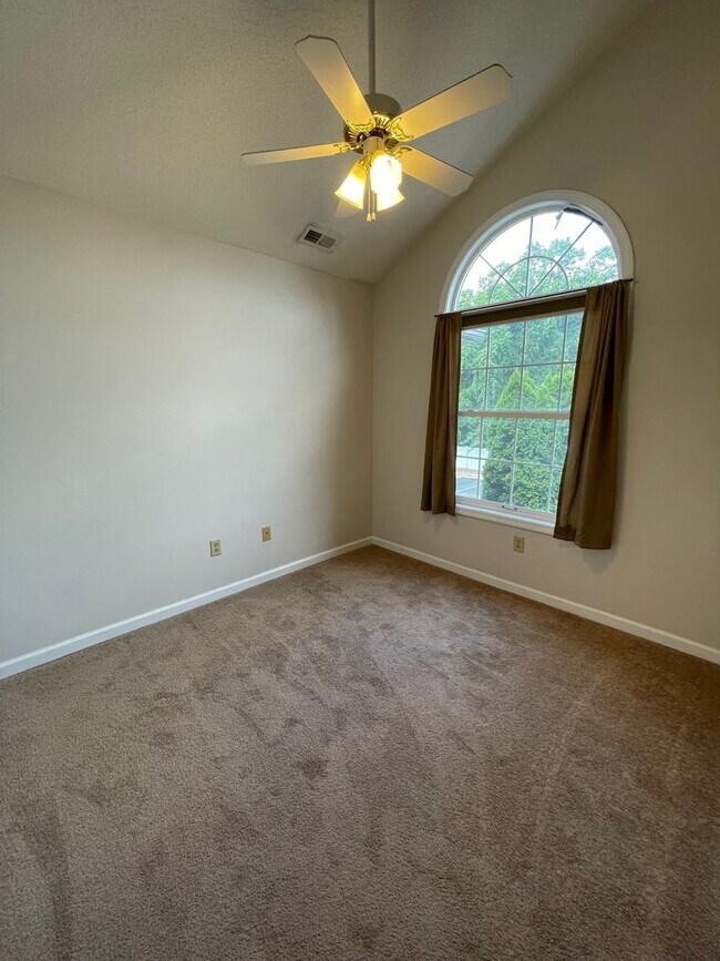 Building Photo - Great Location!  Townhouse with a Garage