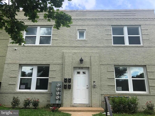Building Photo - 849 19th St NE