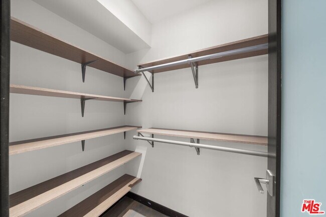 Building Photo - 28207 Laura La Plante Dr