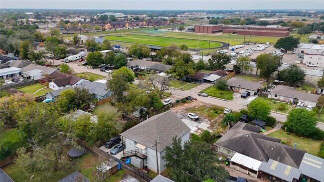 Building Photo - 4323 Continental Dr