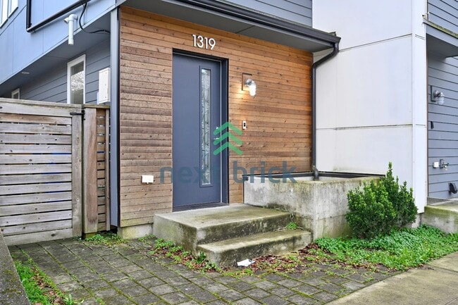 Building Photo - 2 BED & 2 BATH TOWNHOUSE FOR RENT