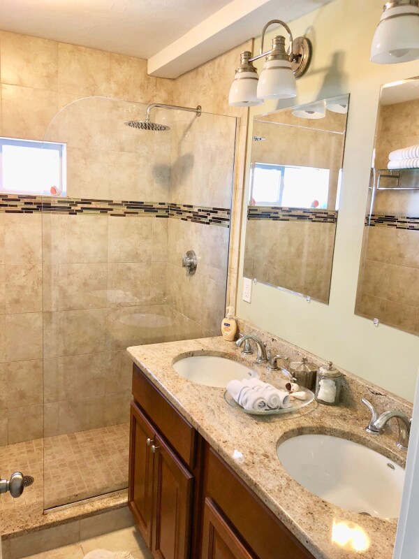 Building Photo - 17 The Strand