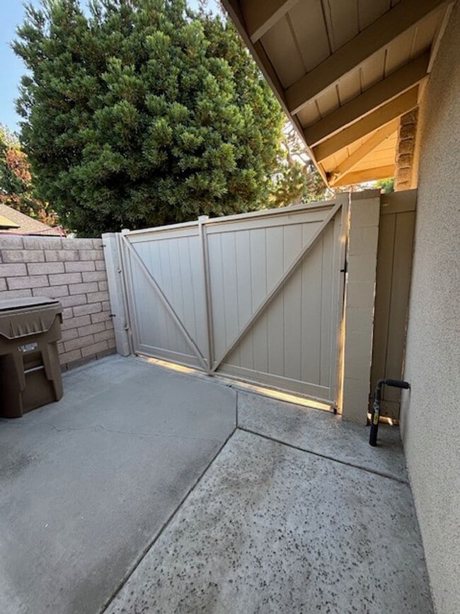 Building Photo - Beautiful 3 Bedroom / 2 Bathroom Home in S...