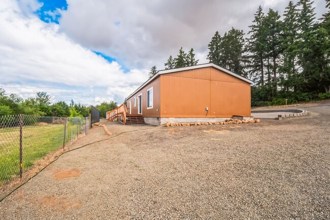 Building Photo - 1/2 off first month's rent and free Samsun...