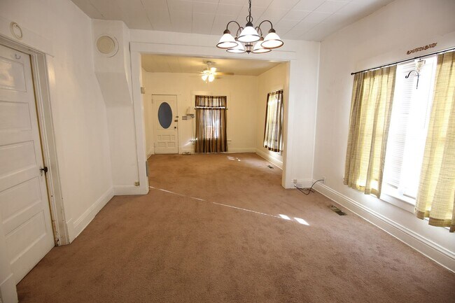 Building Photo - 2 Bed 1 Bath + Garage and Yard