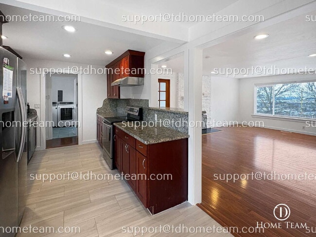 Building Photo - "Charming 4-Bed Family Home in SeaTac with Granite Countertops & Hardwood Floors!"
