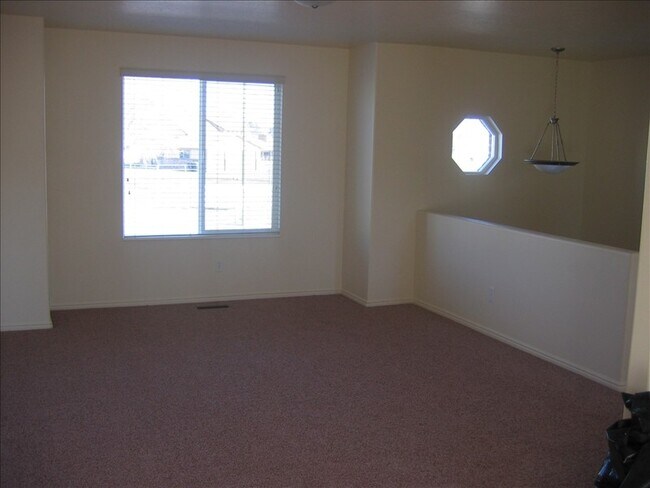 Building Photo - 2733 S Bluff Rd