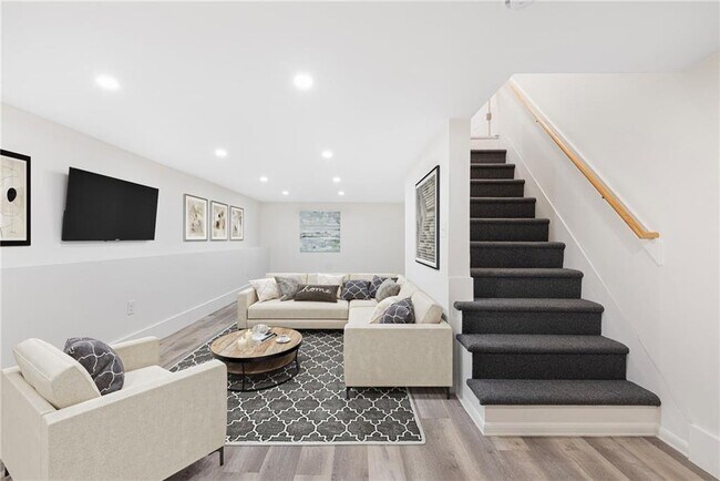 Building Photo - 56 Sutton St