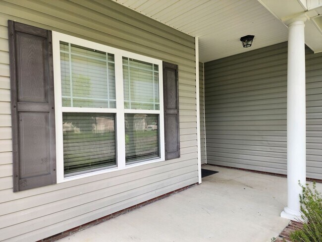 Building Photo - 3 Bedroom home with an upstair bonus room ...