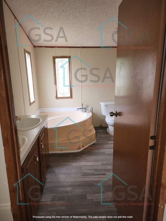 Building Photo - 3 Bedroom Mobile Home Available!